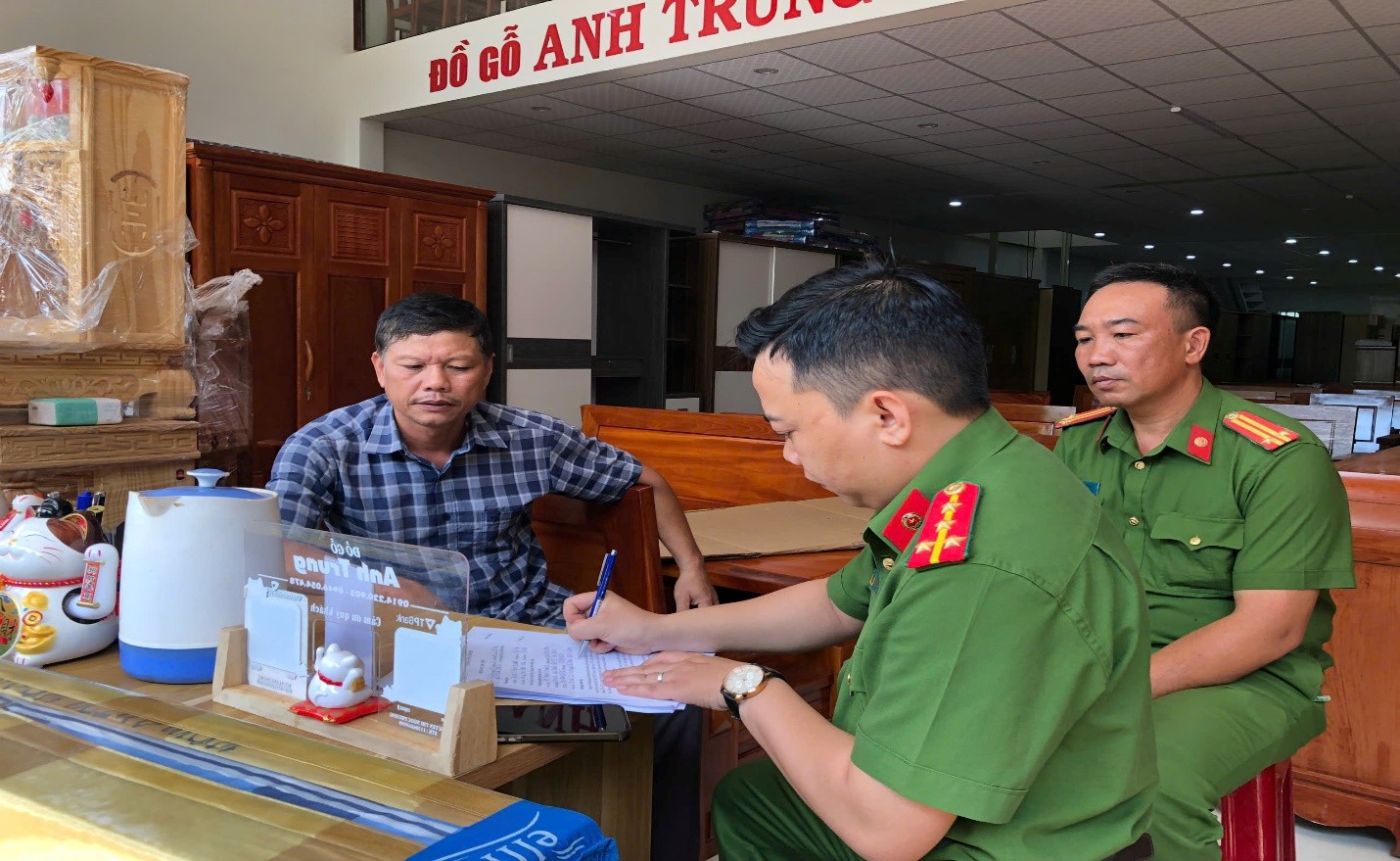 Tuyên truyền, ký cam kết tại hộ kinh doanh1